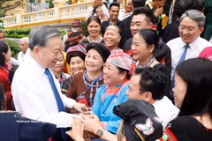 Party General Secretary and State President To Lam meets with outstanding village heads and elders, artisans and community leaders from across the country to listen to their opinions and aspirations on Apirl 18, 2026. (Photo: VNA) 