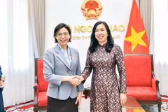 Deputy Minister of Foreign Affairs Le Thi Thu Hang (R) receives Korean Ambassador to Vietnam Lee Mi Yon on October 8, 2026. (Photo: baoquocte.vn)
