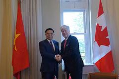 Vietnamese Minister of Industry and Trade Le Manh Hung (left) and Canadian Minister of Energy and Natural Resources Tim Hodgson at their talks. (Photo published by VNA) 