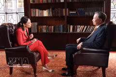 General Secretary of the Communist Party of Vietnam Central Committee and President To Lam (R) gives an interview to Bloomberg TV. (Photo: VNA)