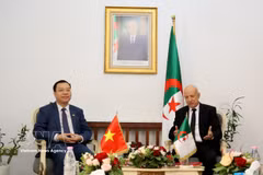 Secretary-General of the National Liberation Front (FLN) Abdelkrim Benmbarek (R) receives Vietnamese Ambassador to Algeria Vu Duy Long on September 21. (Photo: VNA)