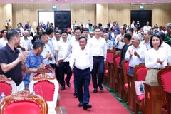 Politburo member and Standing Member of the Communist Party of Vietnam Central Committee’s Secretariat Tran Cam Tu meets with Da Nang voters on October 12, 2026. (Photo: VNA)
