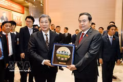 President of the Vietnamese National Assembly (NA) Tran Thanh Man (R) presents a gift to the Museum of the Communist Party of China. (Photo: VNA)