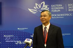 Minister of Finance Ngo Van Tuan grants an interview to Vietnam News Agency correspondents in Russia. (Photo: VNA)