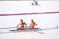 Hoang Van Dat and Nguyen Phu win gold in the men’s lightweight double sculls final on December 17. (Photo: VNA)