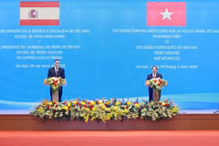 Prime Minister Pham Minh Chinh (R) and his Spanish counterpart Pedro Sánchez co-chair a joint press conference in Hanoi on April 9. (Photo: VNA)
