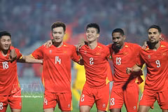 Do Duy Manh (C) celebrates with his teammates after scoring the opening goal in the 6th minute. (Photo: VNA) 