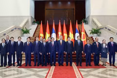 Party General Secretary To Lam (7th from right) and Party General Secretary and President of Laos Thongloun Sisoulith (6th from right) co-chair the High-Level Meeting between the Communist Party of Vietnam and the Lao People’s Revolutionary Party on December 2, 2025. (Photo: VNA) 