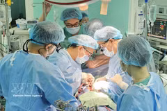 Doctors at the Hue Central Hospital perform the hospital’s 20th heart transplant case. (Illustrative photo: VNA)