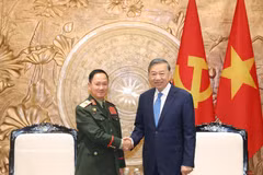 Party General Secretary and President To Lam (R) receives General Khamlieng Outhakaisone, Politburo member, Deputy Prime Minister and Minister of National Defence of Laos, in Hanoi on October 14. (Photo: VNA)