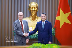 Prime Minister Le Minh Hung (R) welcomes Peter Tschentscher, Prime Minister and First Mayor of Hamburg, in Hanoi on October 14. (Photo: VNA)