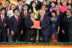 Politburo member, Permanent Deputy Prime Minister Nguyen Hoa Binh presents the Politburo's Decision assigning the provincial Party Committee and its Standing Board. (Photo: VNA)