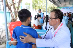 Doctors conduct health screening examinations for children in Tru Van Tho commune, Ho Chi Minh City. (Photo: VNA)