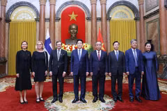 State President Luong Cuong (fourth from left) receives Finnish Ambassador Pekka Voutilainen (third from left). (Photo: VNA)