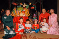 Visitors enjoy exploring traditional toys associated with the Mid-Autumn Festival. (Photo: VNA)