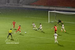 Vietnam's U23 players attack against Kuwait’s defence. (Photo: VNA) 