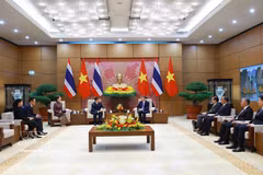 Prime Minister Le Minh Hung (R) meets with King of Thailand Maha Vajiralongkorn Phra Vajiraklaochaoyuhua and Queen Suthida Bajrasudhabimalalakshana. (Photo: VNA)