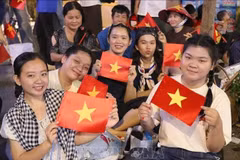 People from Ho Chi Minh City and neighbouring provinces gather on the sidewalks of Nam Ky Khoi Nghia street (District 3) to wait for the parade commemorating the 50th anniversary of the Liberation of the South and National Reunification (April 30, 1975 – 2025). Illustrative image (Photo: VNA)
