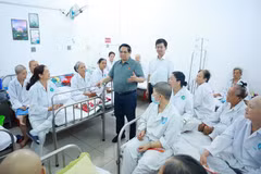 Prime Minister Pham Minh Chinh visits patients being treated at Can Tho Oncology Hospital (Photo: VNA0