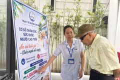 A healthcare worker introduces services at a daycare health facility for elderly people in Long Bien ward, Hanoi. (Photo: VietnamPlus)