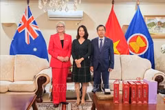 Vietnamese Ambassador to Australia Pham Hung Tam (R) and his spouse meet with Australian Governor-General Sam Mostyn. (Photo: VNA)