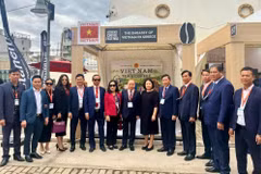 The Phu Tho delegation visits Vietnamese Embassy in Greece. (Photo published by VNA)