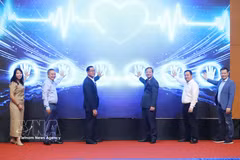 Vietnamese Ambassador to Laos Nguyen Minh Tam (third from right) and officials launch the interventional radiology unit at La Vie International Hospital on September 17. (Photo: VNA)