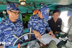 Officers of the Vietnam Coast Guard Region 2 Command step up communications efforts to encourage fishermen to comply with anti-IUU fishing regulations. (Photo: VNA) 