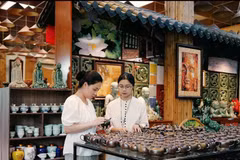 The product display area at Bat Trang pottery village in Hanoi attracts visitors. (Photo: qdnd.vn) 