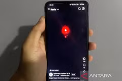 Resident shows a viral video clip of a loud boom accompanied by the appearance of a fireball in the sky over Cirebon, West Java, on October 5 (Photo: en.antaranews.com)