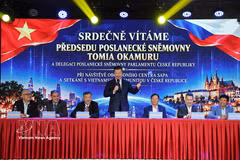 President of the Chamber of Deputies of the Czech Republic Tomio Okamura (standing) in the meeting with representatives of the Vietnamese community, businesses and traders. (Photo: VNA)