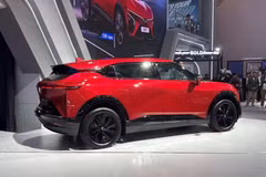 VinFast VF7 is showcased at the GAIKINDO Indonesia International Auto Show (GIIAS) 2025 in Indonesia. (Illustrative photo: VNA)