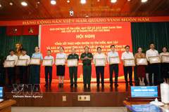 Presenting certificates of merit from the Chairman of the Ho Chi Minh City People's Committee to collectives and individuals in recognition of their outstanding contributions to the 500-day campaign. (Photo: VNA)