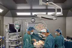 Vietnam's advantages include affordable treatment, professional expertise, modern technologies and the development of both public and private hospitals. (Illustrative photo: VNA)