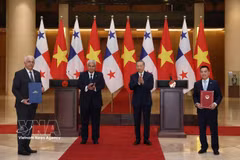 Party General Secretary and President To Lam (second from right) and President of Panama José Raúl Mulino Quintero (second from left) witness the exchange of cooperation documents between the two countries. (Photo: VNA) 