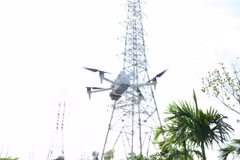 Unmanned aerial vehicle used to inspect power lines. (Photo: VNA) 