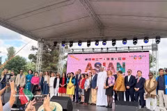 Vietnamese Ambassador to Bulgaria Nguyen Thi Minh Nguyet (fourth from left) poses with local officials at the 2026 Asian Festival. (Photo: VNA) 