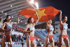 Hoang Thi Minh Hanh, Le Thi Tuyet Mai, Nguyen Thi Hang and Nguyen Thi Ngoc deliver an outstanding performance to win the gold medal in the women’s 4x400m relay. (Photo: VNA) 