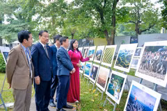 Visitors at the exhibition showcasing outstanding works of the 13th International Photo Contest in Vietnam (Photo: VNA)