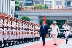 Party General Secretary and State President To Lam reviews the People's Public Security Force's guard of honour. (Photo: VNA)