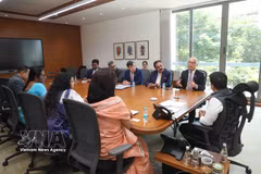 Vietnamese Ambassador to India Trinh Minh Manh discusses potential areas and strengths for cooperation between Vietnam and India’s Gujarat state. (Photo: VNA) 