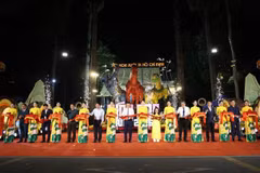 Delegates cut the ribbon to launch the 46th Spring Flower Festival at Tao Dan Park. (Photo: VNA)
