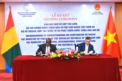 Minister of Finance Ngo Van Tuan (R) and Guinean Minister of Planning, International Cooperation and Development Ismaël NaBé signed a Memorandum of Understanding (MOU) on cooperation between the two ministries in Hanoi on August 20. (Photo published by VNA)