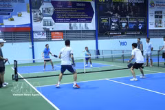 Spectators cheer on the teams in the final of the pickleball competition held by the Vietnamese Embassy in Laos in coordination with Vietnam's representative agencies and community in the country. (Photo: VNA)