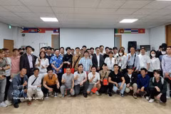 Vietnamese workers in Changwon, the Republic of Korea, pose for a photo with representatives of the organisers and sponsors at a legal consultation session aimed at raising Vietnamese workers’ awareness of relevant laws in Changwon. (Photo: VNA)