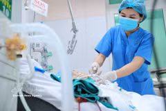 The Intensive Care Unit at Duc Giang General Hospital has continuously introduced and applied advanced specialised techniques to improve the treatment and survival of critically ill patients. (Photo: VNA) 