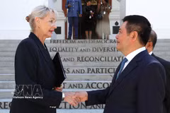 Deputy Speaker of the Parliament of South Africa Annelie Lotriet (L) welcomes Vice President of the Vietnamese National Assembly Nguyen Hong Dien in Cape Town on October 1. (Photo: VNA)