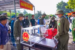 Collecting samples from martyrs’ remains for DNA analysis at Duong Minh Chau Martyrs’ Cemetery, Tay Ninh province. (Photo: VNA)