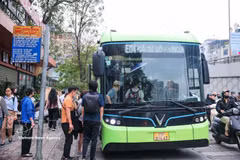 Passengers board an electric bus on Minh Khai street in Hanoi. (Illustrative photo: VNA)