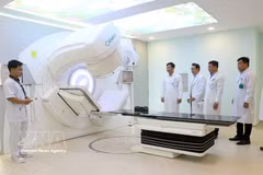 Doctors from Cho Ray Hospital and Vinh Long General Hospital examine the trial operation of a linear accelerator-based radiotherapy system for cancer treatment. Atomic energy has been widely applied in the healthcare sector, primarily through nuclear medicine and radiotherapy. (Photo: VNA) 
